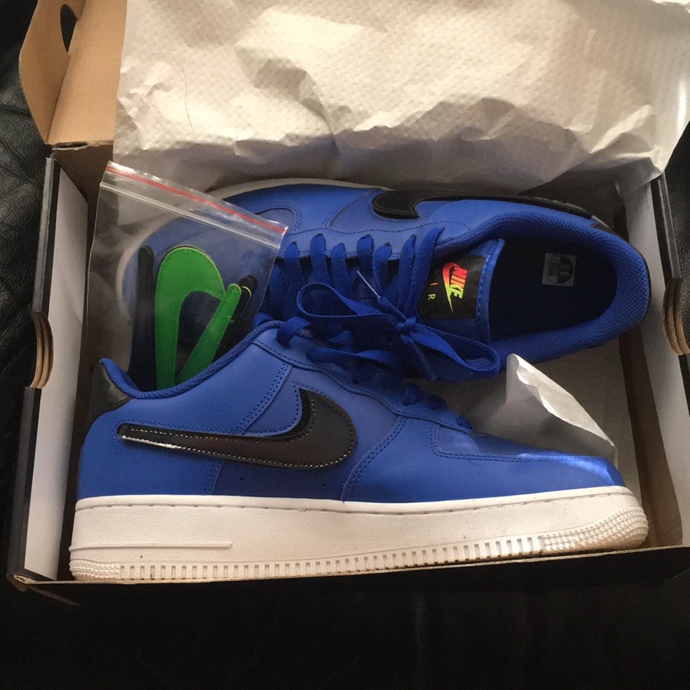 Nike sneakers with detachable check sign.